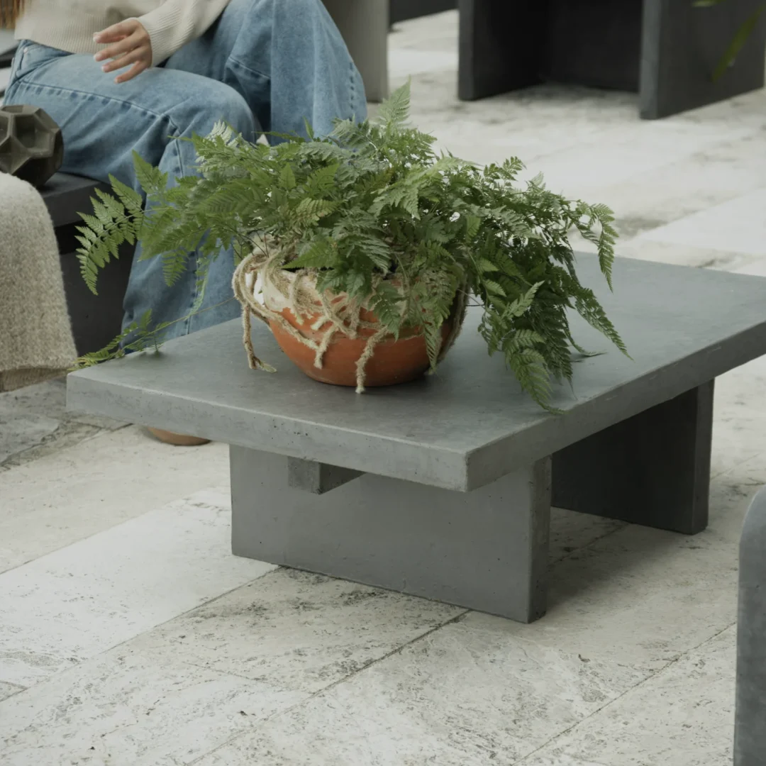 Mesa de centro baja en concreto rústico para terraza o sala