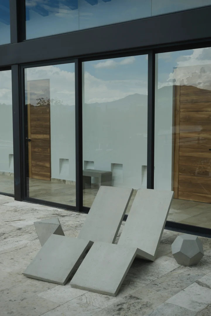 Asoleadora en concreto Calpe ubicada en una terraza moderna frente a un ventanal