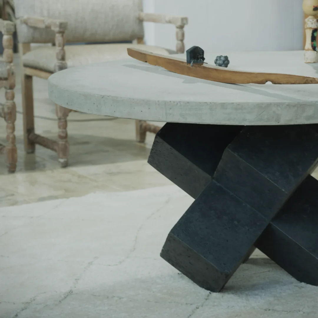 Mesa redonda con cubierta de concreto y base geométrica de diseño