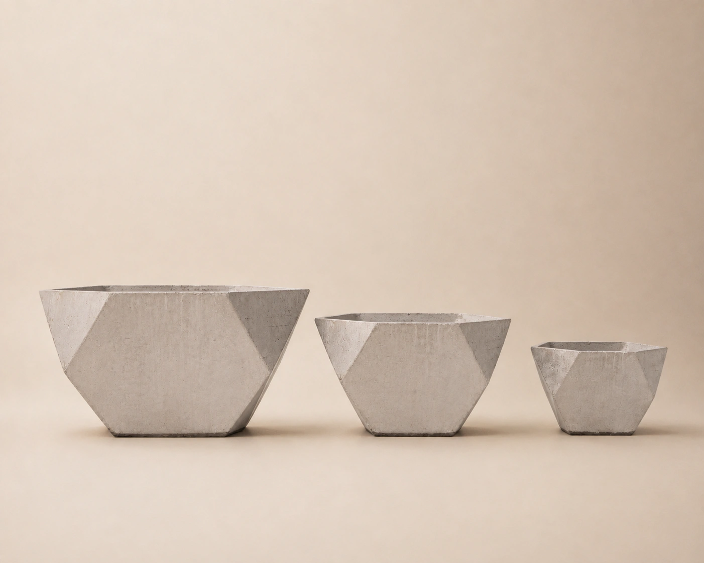 Materas Dinámico disponibles en tamaños S, M y L Colección de materas geométricas en concreto modelo Dinámico en sus tres tamaños: pequeño, mediano y grande