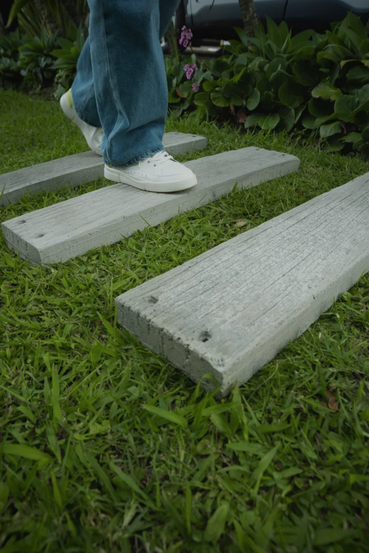 Pasos y huellas de concreto para senderos y jardines