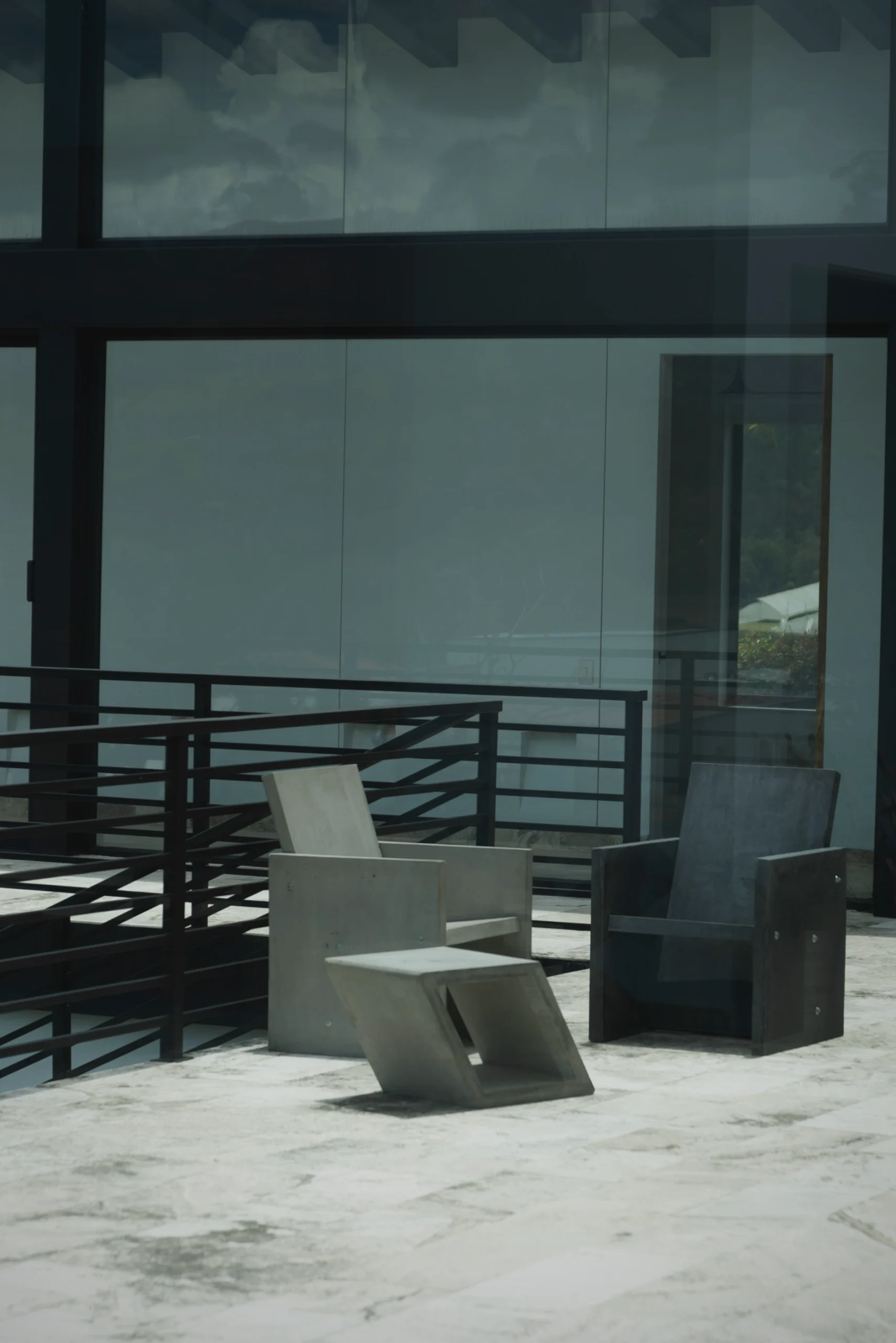 arquitectura-brutalista-terrazas Fachada de ventanales modernos en un entorno diseñado para mobiliario de exterior