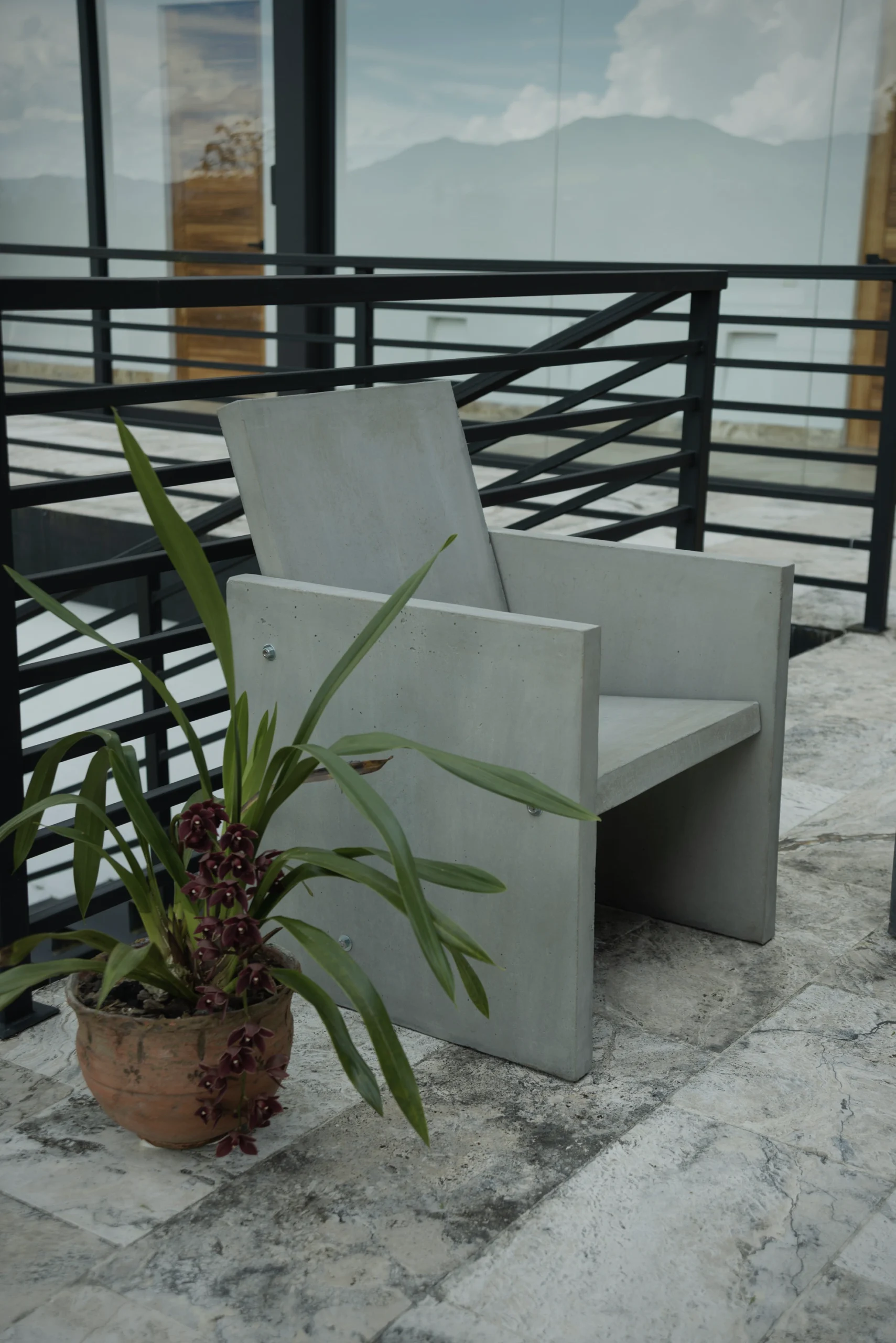 butaca-concreto-jardines-terrazas Butaca de concreto modelo Trono ubicada junto a la baranda de una terraza