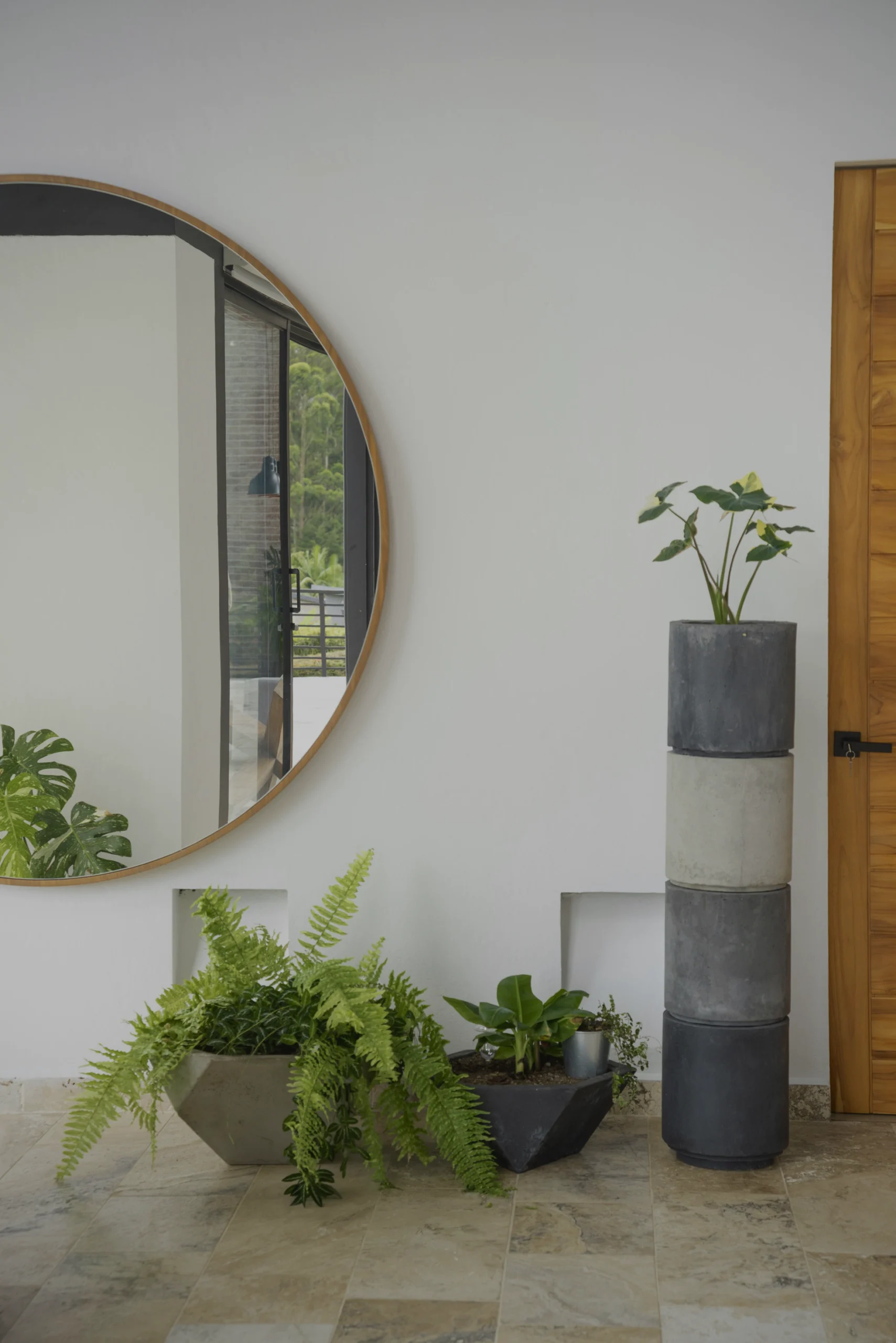 decoracion-botanica-espejos-materas Decoración interior combinando un espejo de madera con la matera de concreto Cilindro