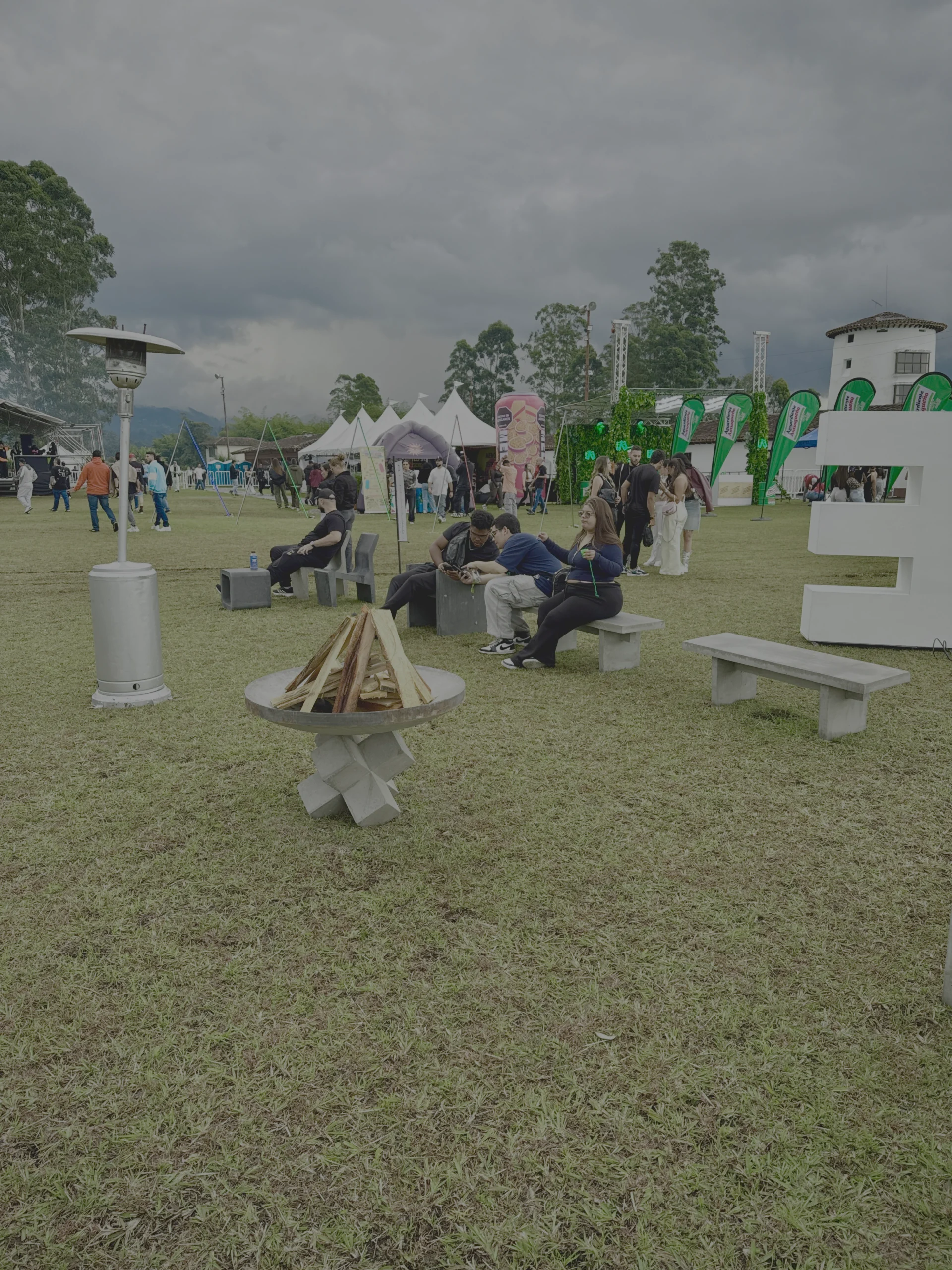 decoracion-eventos-aire-libre-fogatas Zonas de descanso con fogateros de concreto en un gran evento al aire libre