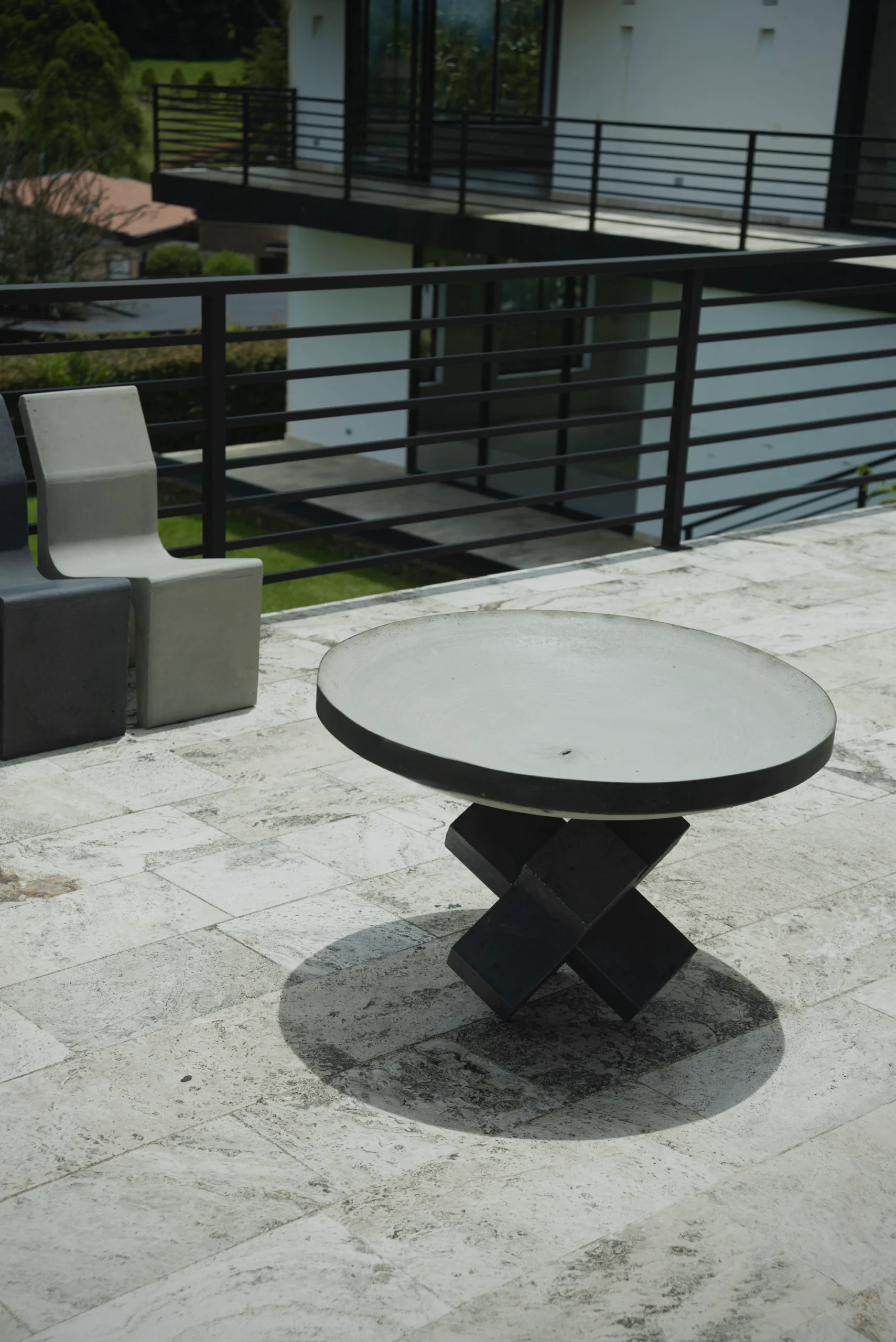 decoracion-exteriores-casas-modernas-concreto Paila redonda de concreto Koan decorando el patio exterior de una casa de diseño moderno