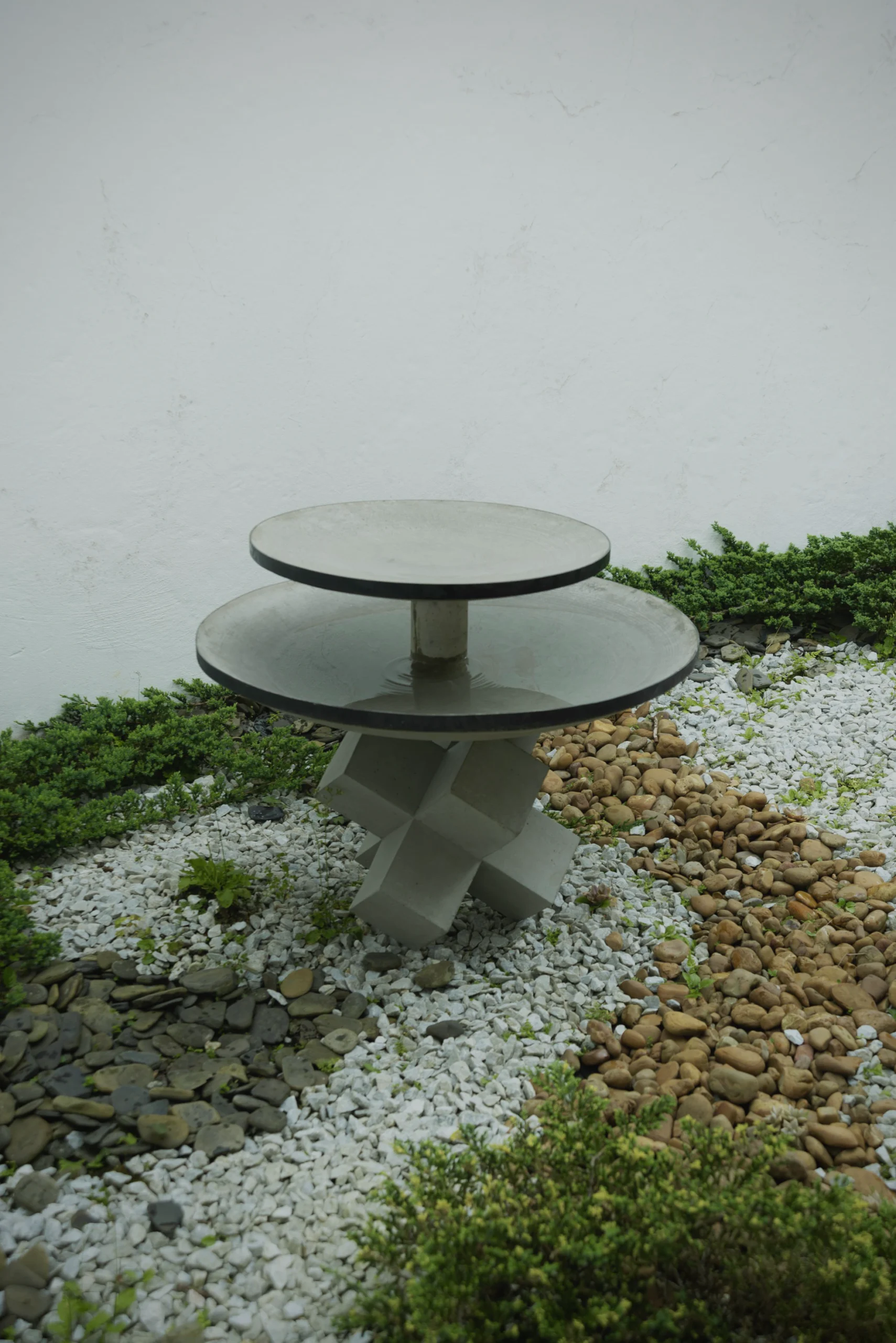 diseno-fuentes-modulares-exteriores-minimalistas Fuente modular de agua construida con pailas redondas de concreto sobre piedra blanca