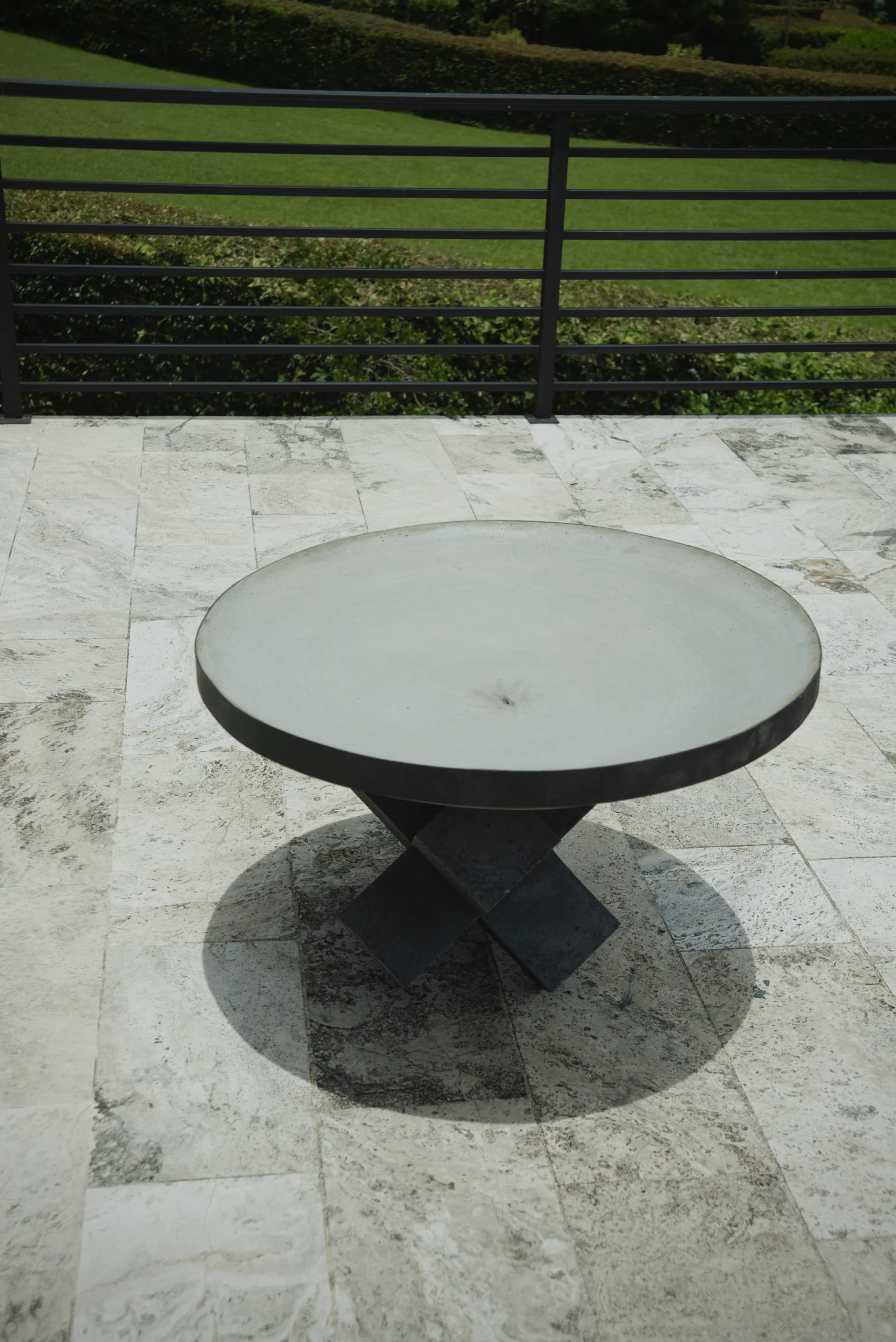 esculturas-concreto-terrazas-exteriores Escultura paila de concreto Koan decorando una terraza abierta con vista al paisaje