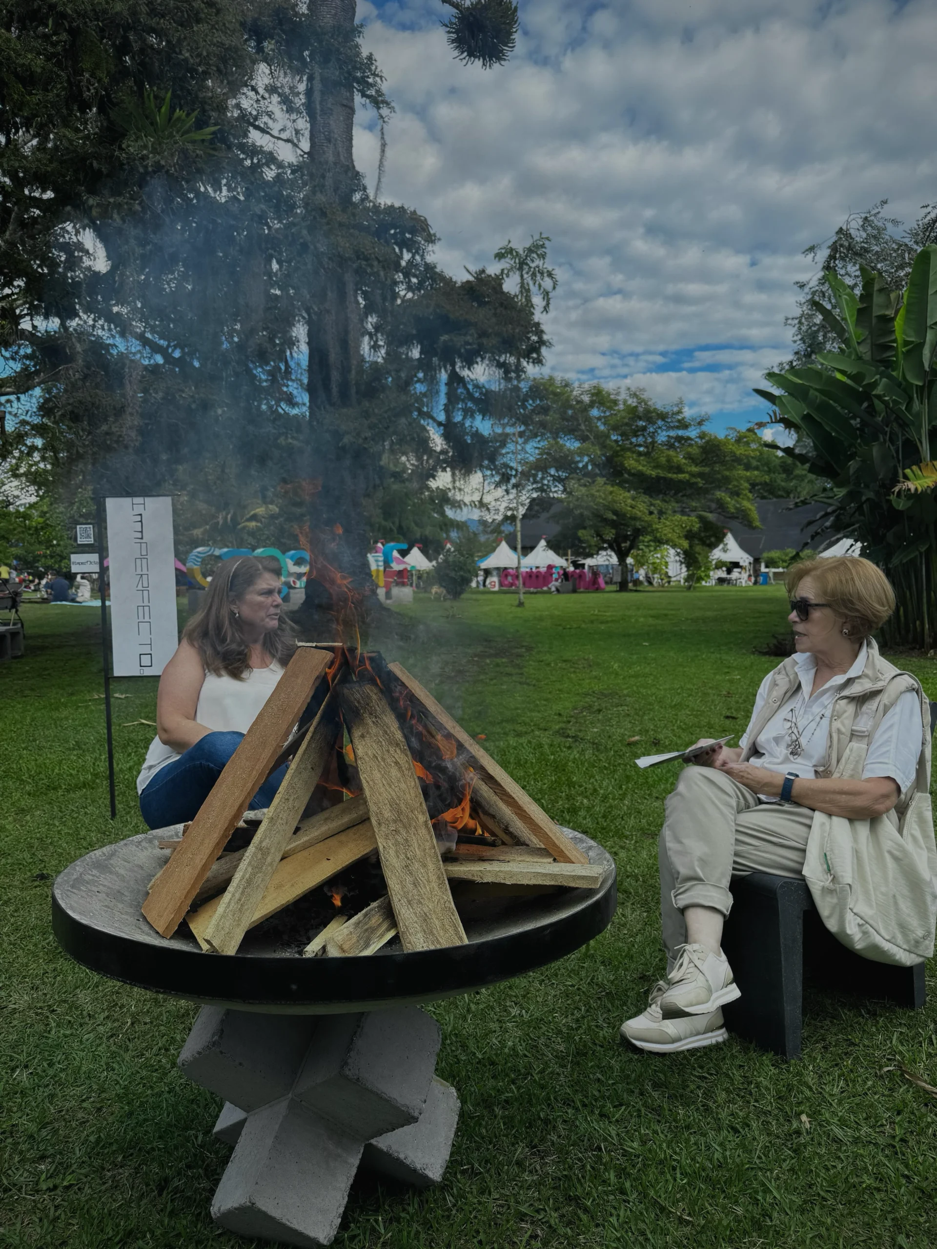 fogateros-modernos-reuniones-terrazas Grupo de personas disfrutando del calor del fogatero de concreto Koan