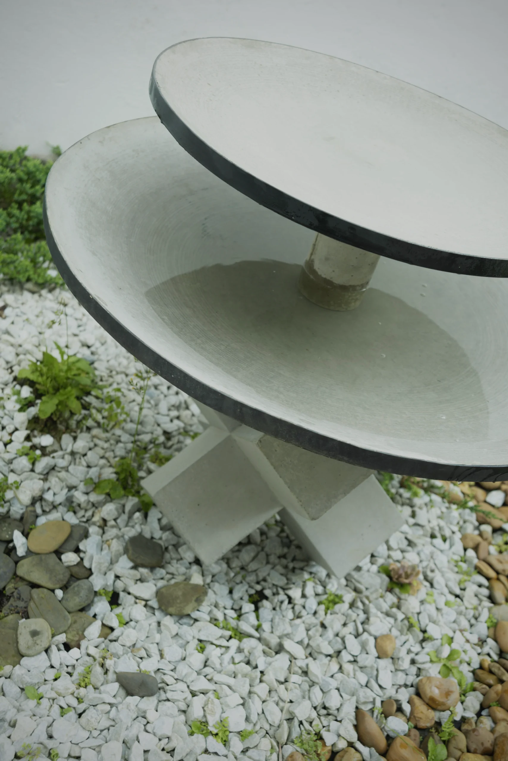 fuentes-de-agua-jardin-concreto-modernas Vista superior del agua contenida en la fuente de concreto arquitectónico de dos niveles
