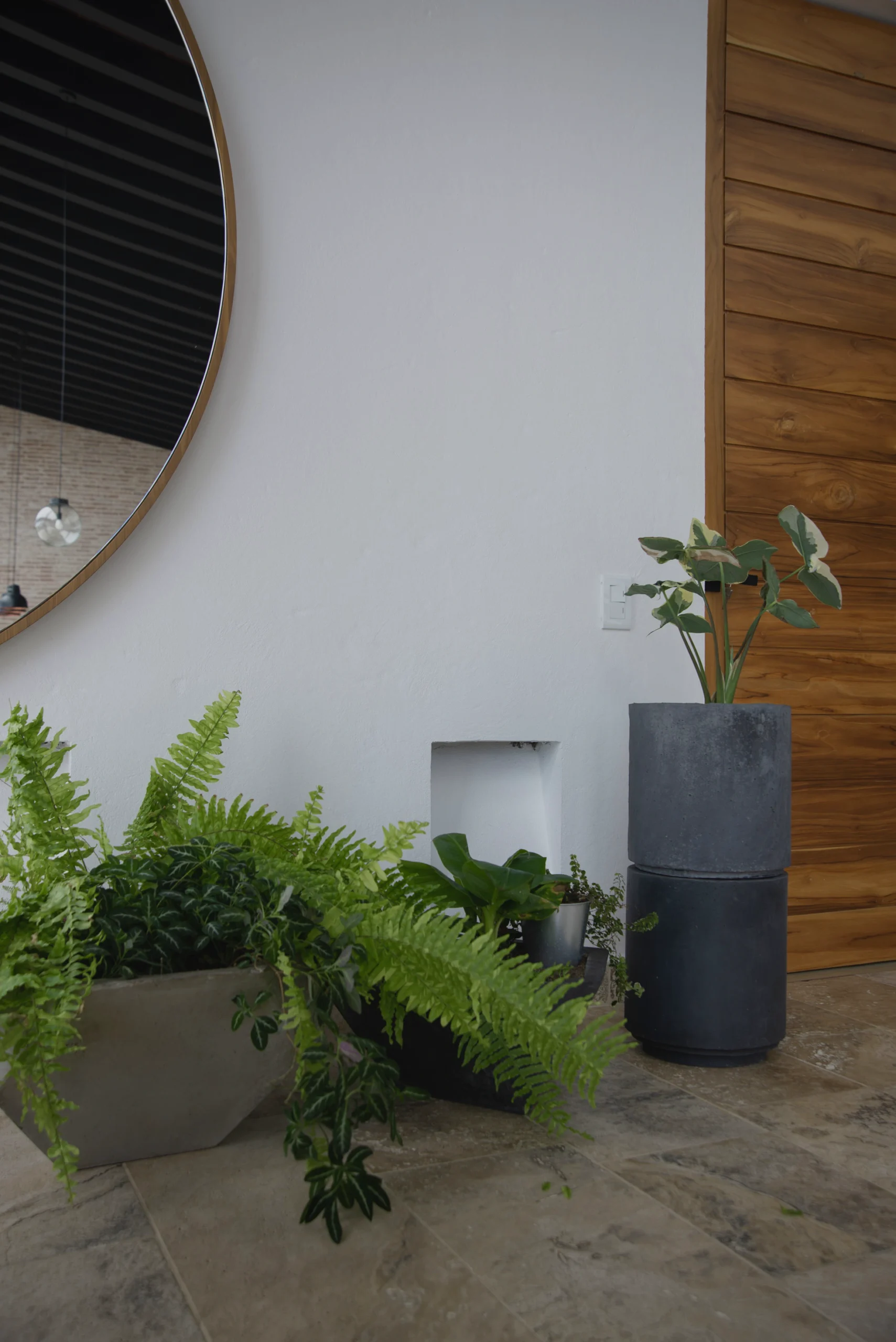 macetero-concreto-arquitectonico-salas Macetero alto de concreto Cilindro en un espacio de diseño contemporáneo