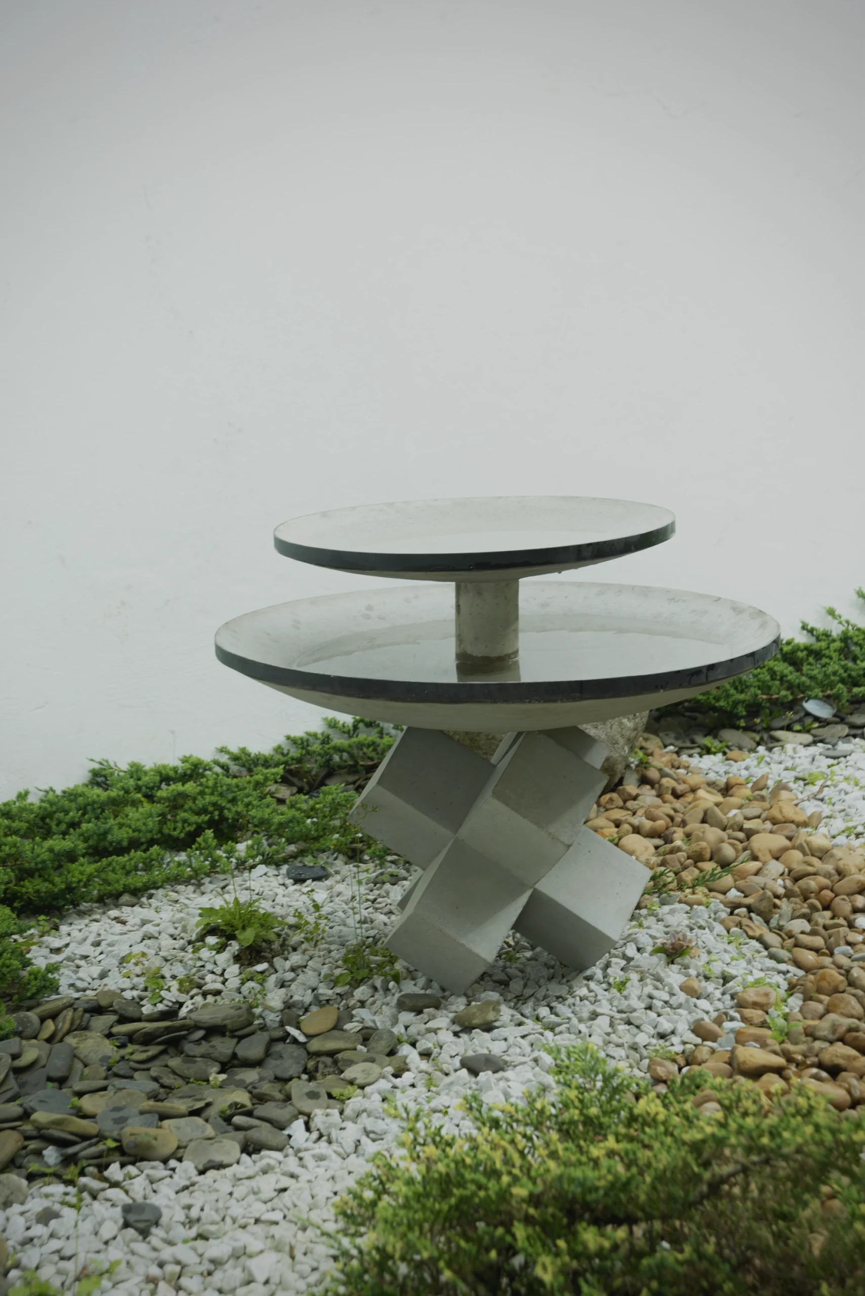 paila-concreto-decoracion-jardines-zen Pailas de concreto apiladas funcionando como decoración y bebedero en exteriores