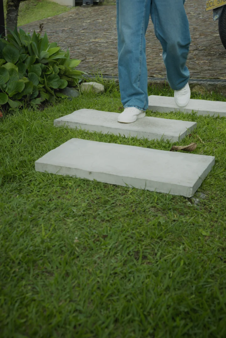 Zancada firme sobre pasos duraderos de concreto arquitectónico en exteriores