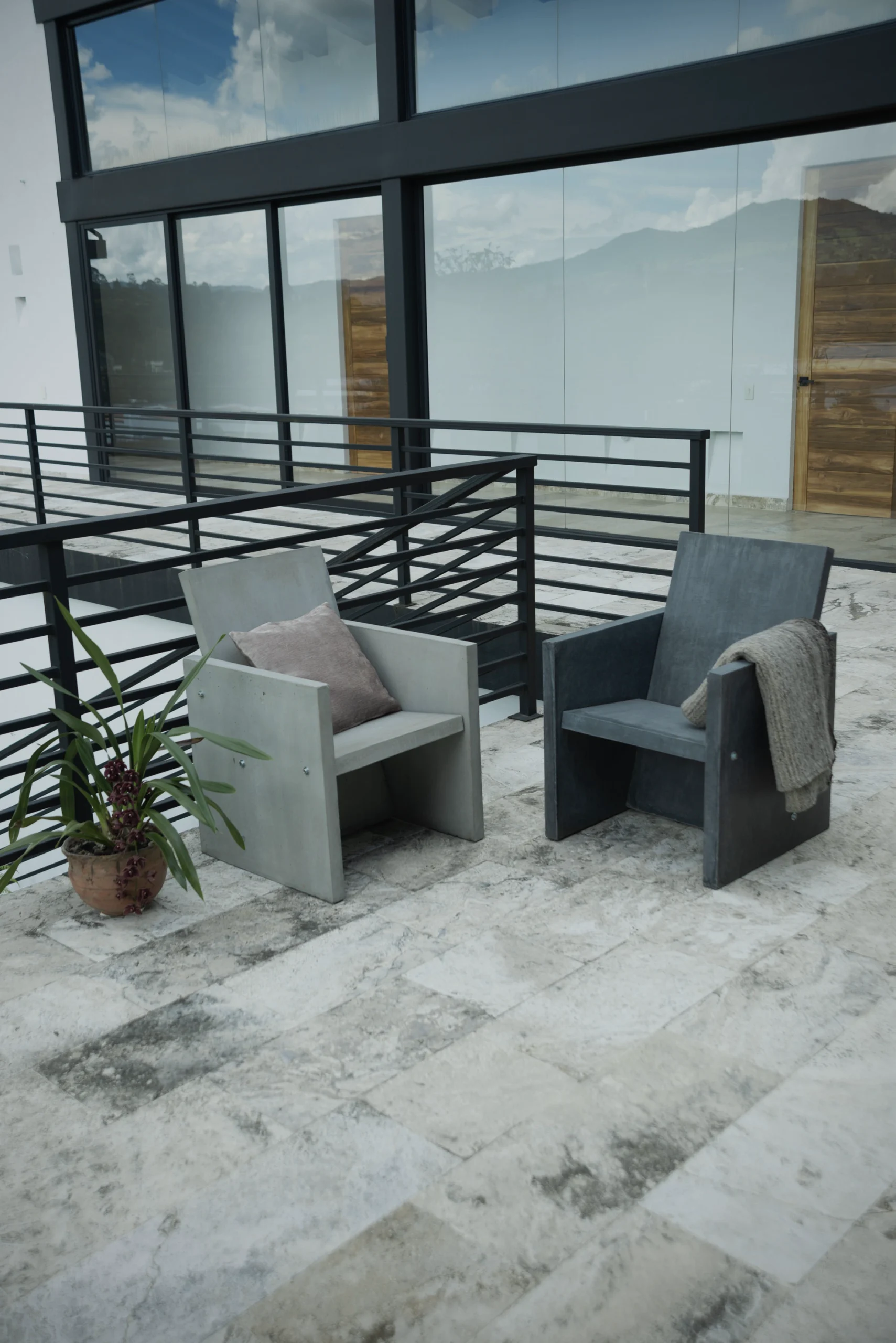 sala-exterior-sillones-concreto Balcón decorado con una sala de exterior usando sillones de concreto Trono y cojines