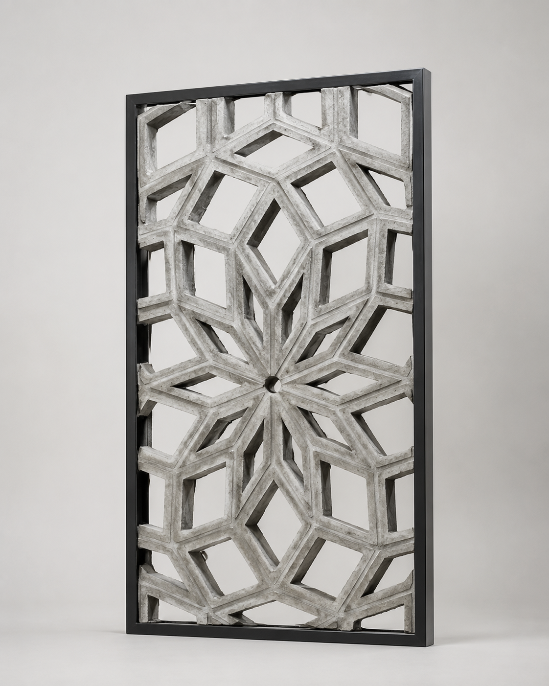 separador-ambientes-celosia-geometrica-metal Panel separador de ambientes combinando marco de metal negro y celosías de concreto Penrose