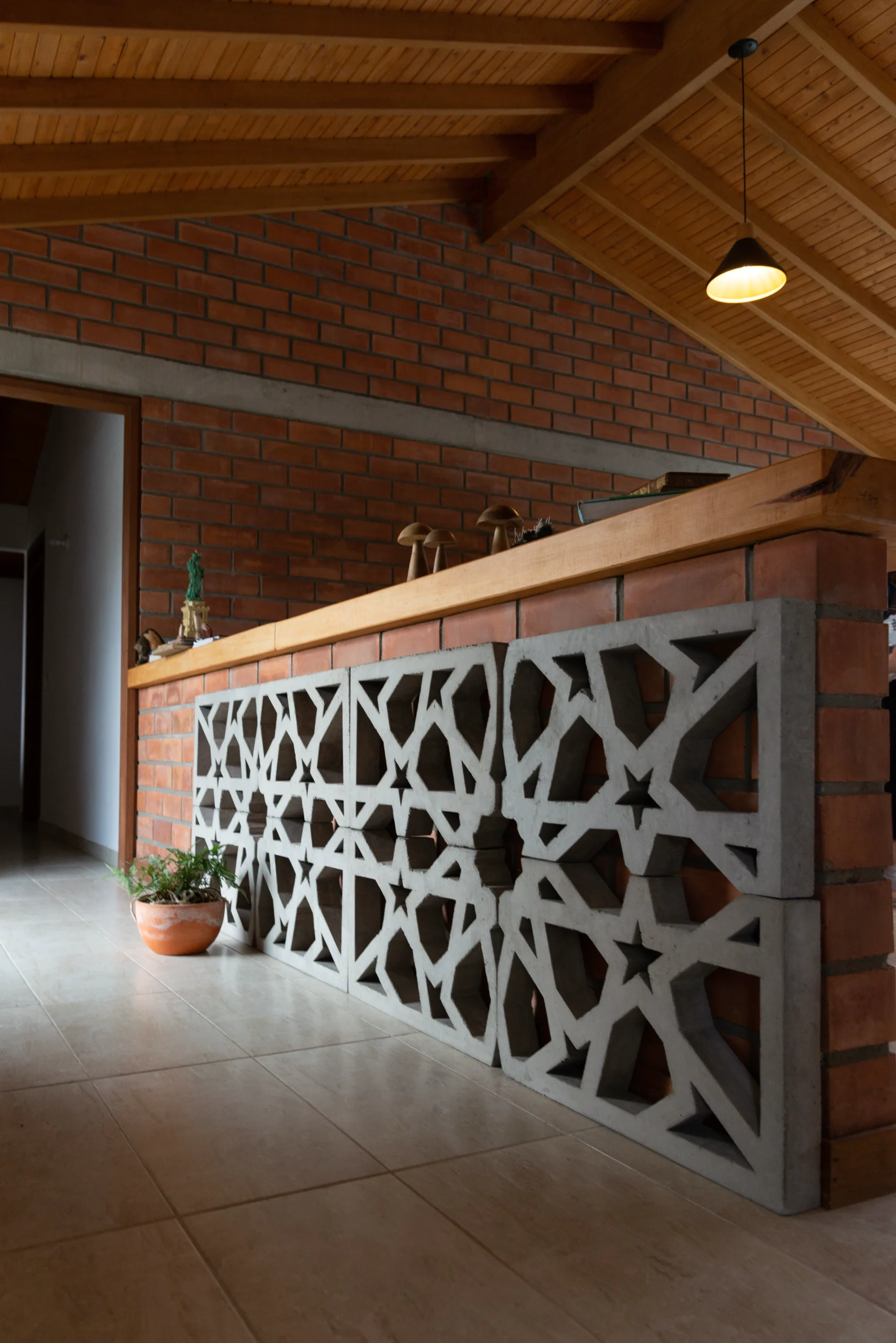 separador-ambientes-celosias-interiores Celosía de concreto usada como separador de ambientes en un diseño interior rústico